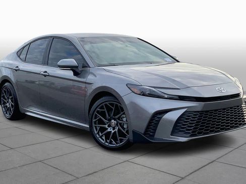 Used 2025 Toyota Camry SE image 2