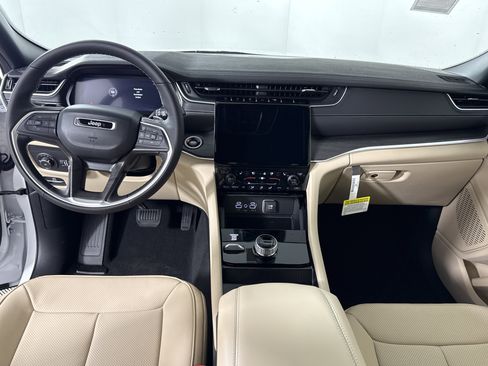 New 2025 Jeep Grand Cherokee Limited w/ Luxury Tech Group II image 15