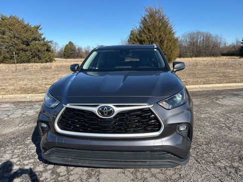 Used 2023 Toyota Highlander XLE image 2