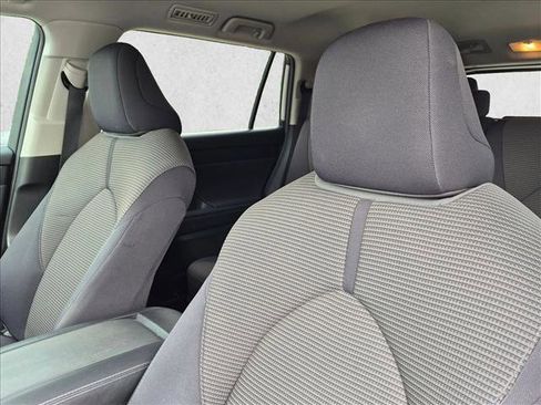 Used 2020 Toyota Highlander LE FWD image 13