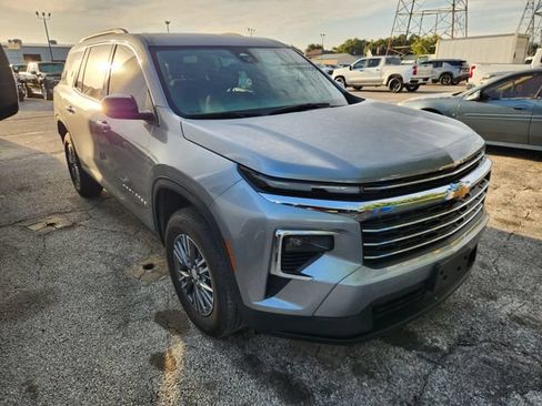 Used 2025 Chevrolet Traverse LT FWD image 1