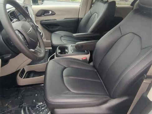 Used 2024 Chrysler Pacifica Touring-L image 16