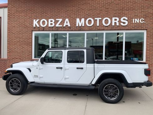 Used 2020 Jeep Gladiator Overland w/ Uconnect 4C Nav & Sound Group AWD/4WD image 3
