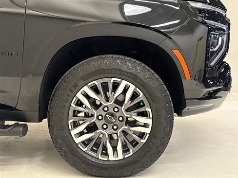 Used 2025 Chevrolet Suburban Z71 w/ Comfort Package image 7