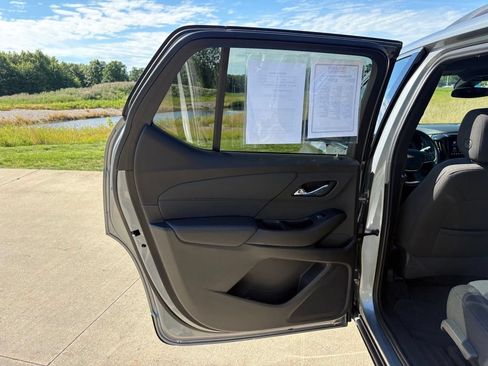 Used 2023 Chevrolet Traverse LT FWD image 41