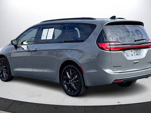 Used 2023 Chrysler Pacifica Limited w/ S Appearance Package image 6