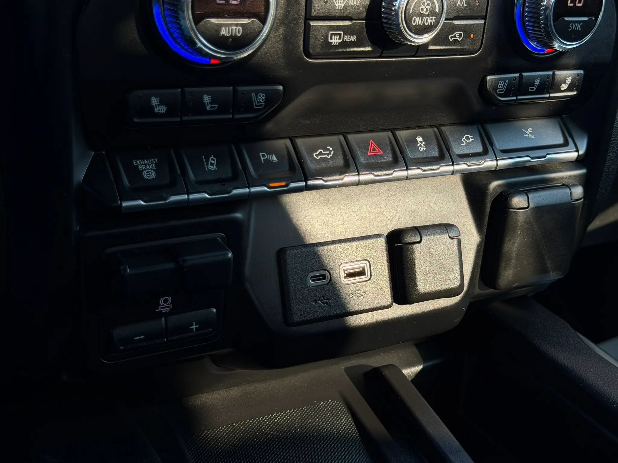 Used 2022 GMC Sierra 3500 Denali AWD/4WD image 40