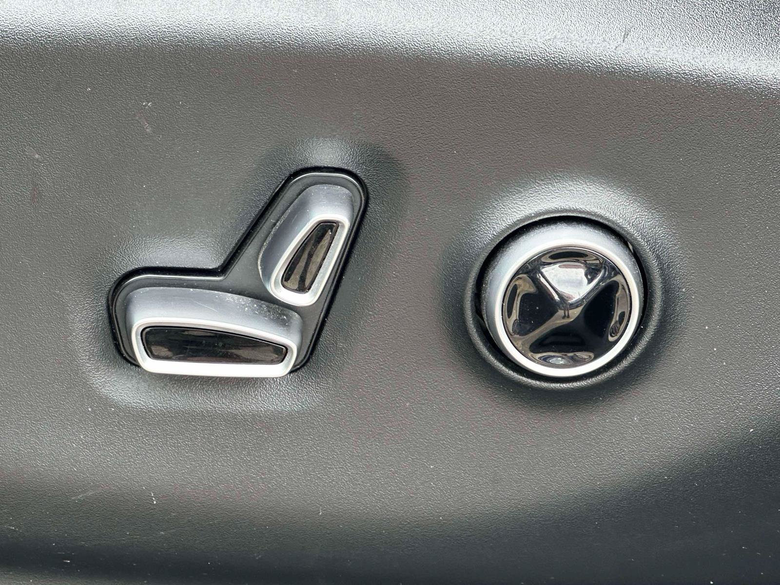 Used 2023 Chrysler Pacifica Pinnacle FWD image 15