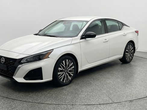 Used 2025 Nissan Altima 2.5 SV image 3