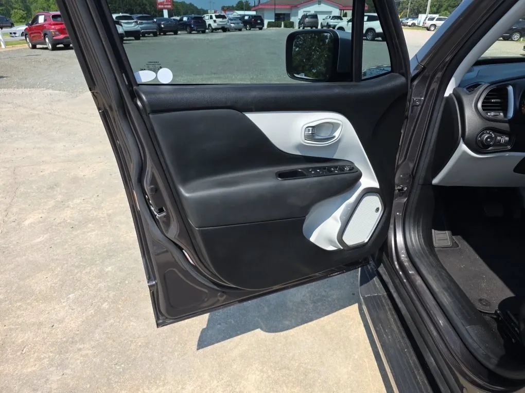Used 2018 Jeep Renegade Limited w/ UConnect 8.4 Nav Group FWD image 40