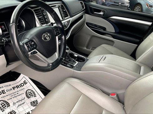 Used 2018 Toyota Highlander XLE AWD/4WD image 15