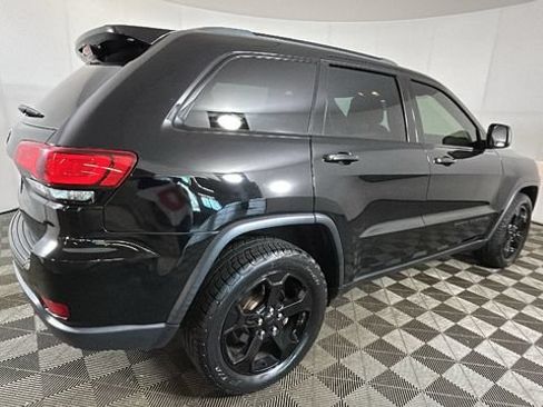 Used 2018 Jeep Grand Cherokee Laredo AWD/4WD image 2
