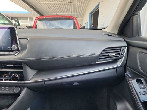 Used 2024 Nissan Rogue SV FWD image 34