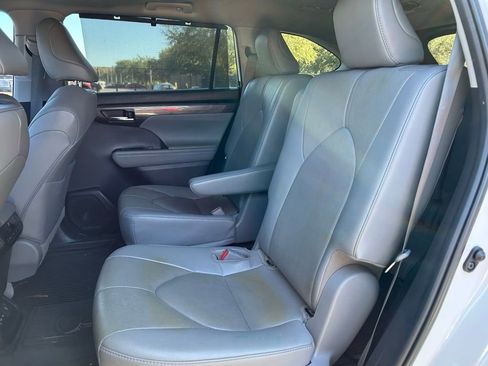 Used 2022 Toyota Highlander Limited image 14