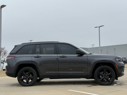 Used 2023 Jeep Grand Cherokee Altitude image 9