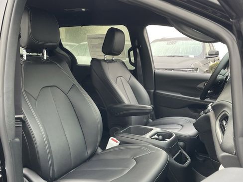 New 2026 Chrysler Pacifica Select image 17