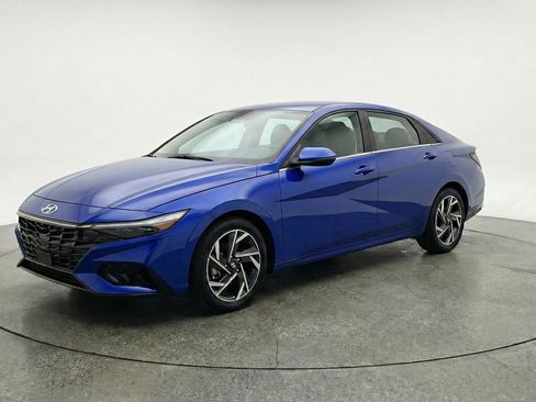 Used 2025 Hyundai Elantra SEL image 3