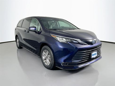 Used 2022 Toyota Sienna LE image 8