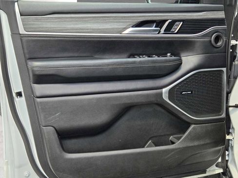 Used 2024 Jeep Wagoneer L Series II image 22