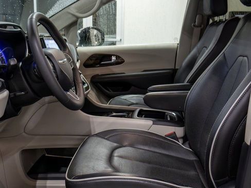 Used 2023 Chrysler Pacifica Limited image 15