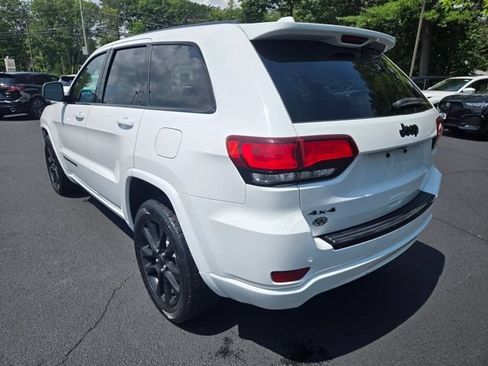 Used 2018 Jeep Grand Cherokee Altitude AWD/4WD image 3