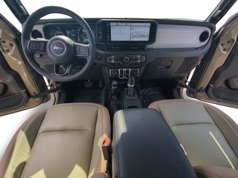 Used 2025 Jeep Gladiator Sport AWD/4WD image 12