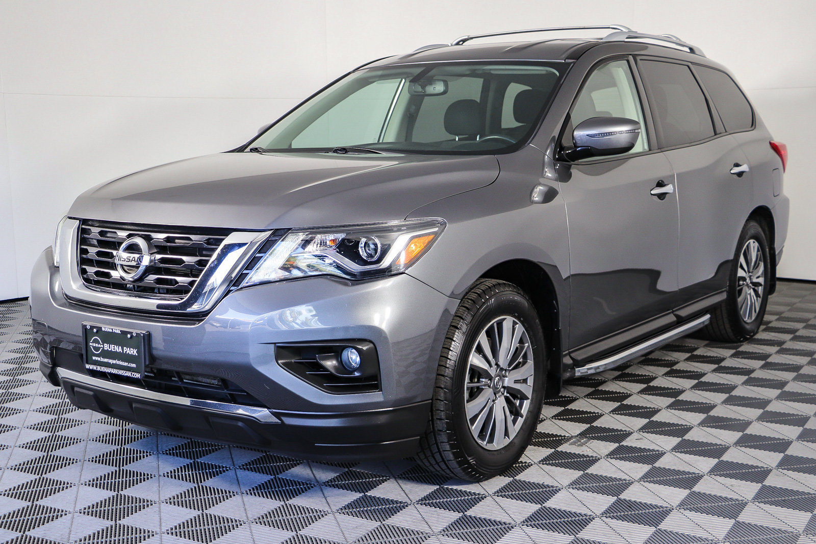Used 2020 Nissan Pathfinder SV FWD image 3