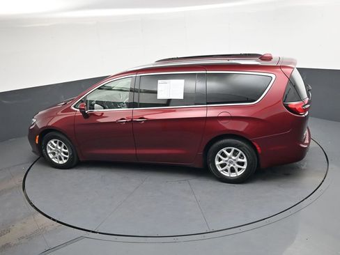 Used 2021 Chrysler Pacifica Touring-L image 31