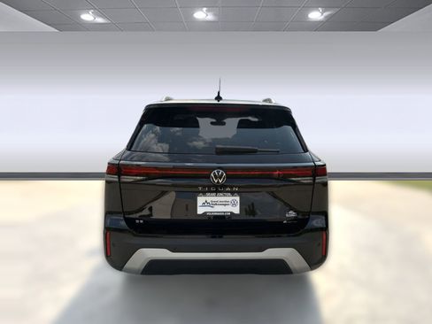 Certified 2025 Volkswagen Tiguan SE image 9