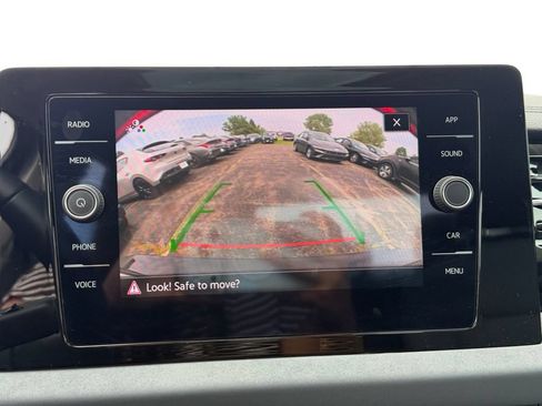 Used 2025 Volkswagen Jetta SE FWD image 17