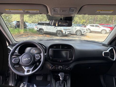 Used 2025 Kia Soul LX w/ LX Technology Package FWD image 30