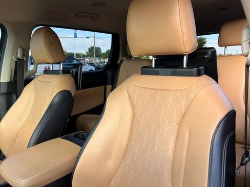 Used 2023 Kia Carnival LX FWD image 24
