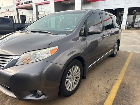 Used 2015 Toyota Sienna XLE w/ XLE Navigation Package FWD image 2