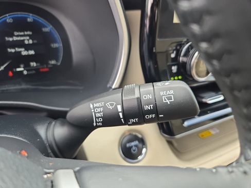 Used 2023 Toyota Highlander Limited FWD image 27