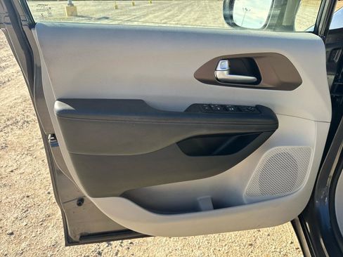 Used 2018 Chrysler Pacifica Touring-L w/ Advanced Safetytec Group image 10