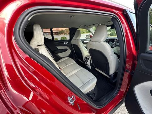 Used 2019 Volvo XC40 T4 Momentum image 17