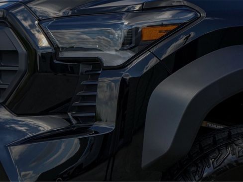 Used 2025 Toyota Tacoma TRD Sport w/ Tow Tech Package image 3