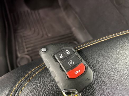 Used 2025 Jeep Wrangler Sahara image 38