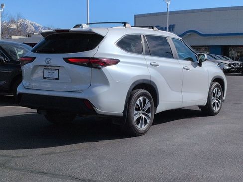 Used 2024 Toyota Highlander XLE image 3