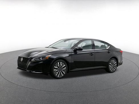Used 2025 Nissan Altima 2.5 SV FWD image 3