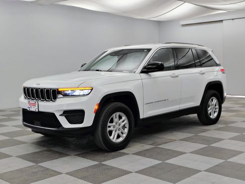 Used 2023 Jeep Grand Cherokee Laredo AWD/4WD image 5