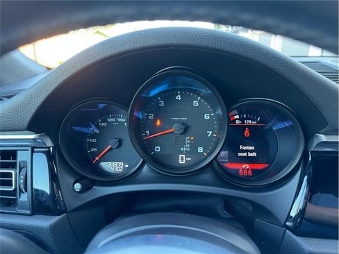 Used 2021 Porsche Macan w/ Premium Package Plus AWD/4WD image 18