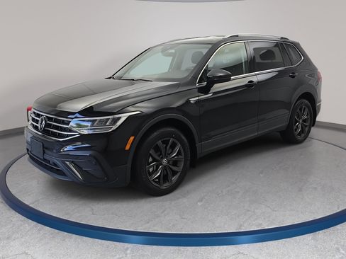 Certified 2024 Volkswagen Tiguan SE FWD image 1