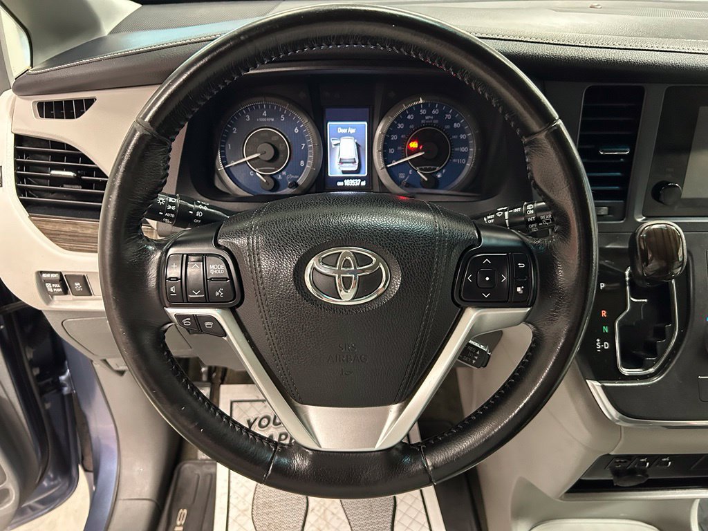 Used 2015 Toyota Sienna XLE FWD image 12