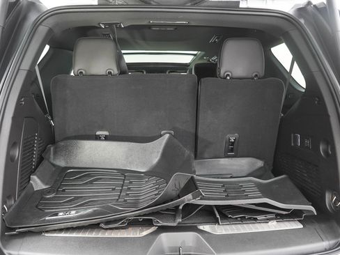 Used 2025 GMC Yukon Denali Ultimate AWD/4WD image 9