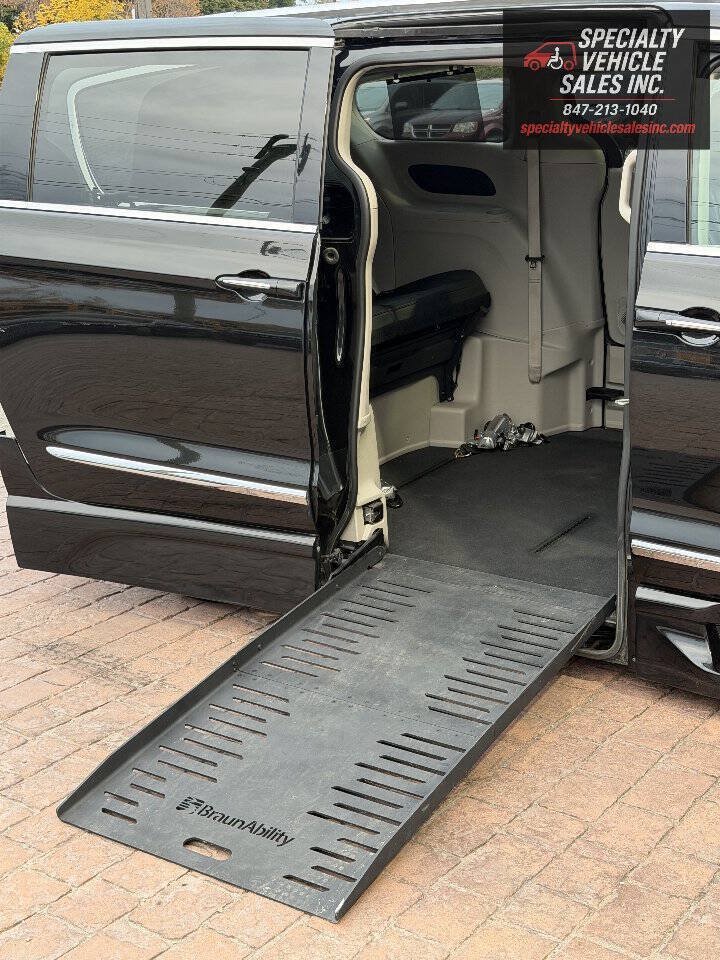 Used 2018 Chrysler Pacifica Touring-L FWD image 11