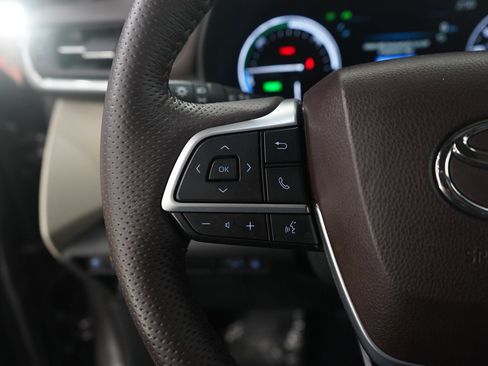 Used 2024 Toyota Sienna Platinum image 18