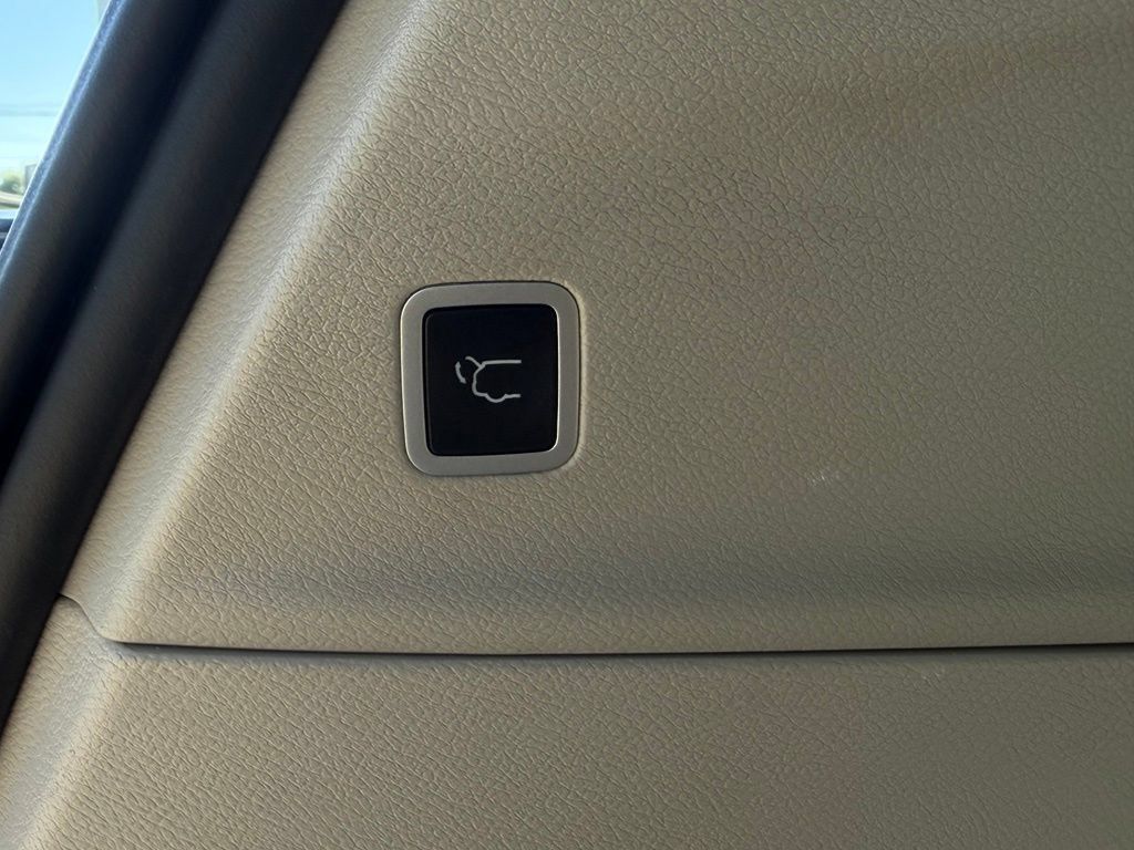 Used 2024 Chrysler Voyager LX FWD image 5