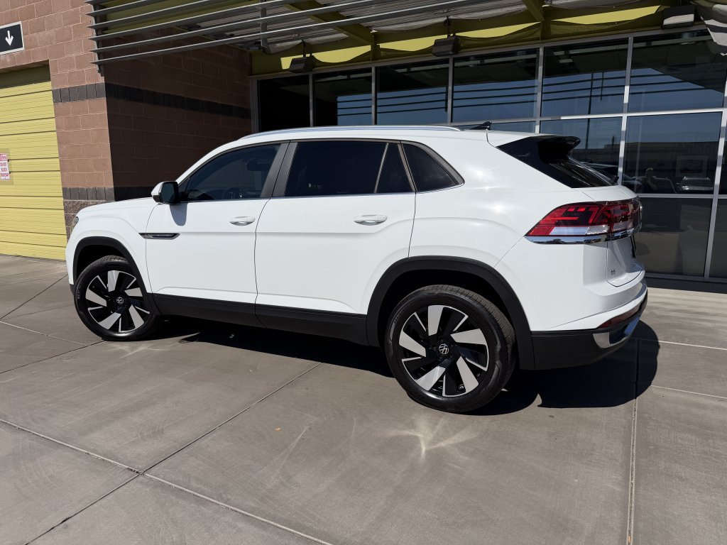 Used 2024 Volkswagen Atlas Cross Sport SE w/ Panoramic Sunroof Package FWD image 5