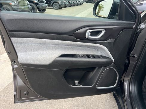 Used 2022 Jeep Compass Latitude FWD image 15